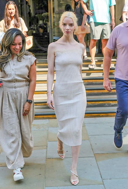 Anya Taylor-Joy fue fotografiada en las calles de Londres con un vestido midi color marfil de FFORME y sandalias de Giuseppe Zanotti. La actriz viene de protagonizar The Gorge y a mediados de este mes también estrenará la serie Lucky, producida por Apple TV+