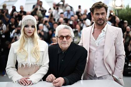Anya Taylor-Joy, George Miller y Chris Hemsworth se divierten posando para las fotos. Según contó el propio director en una entrevista que le concedió a The Telegraph, el rodaje fue difícil para los actores. Por ese motivo, les hizo un pedido especial: “Tienen que ser obsesivos con la seguridad: la seguridad física, a medida que avanza el rodaje y la fatiga se instala, pero también la seguridad psicológica. No es como en los viejos tiempos”