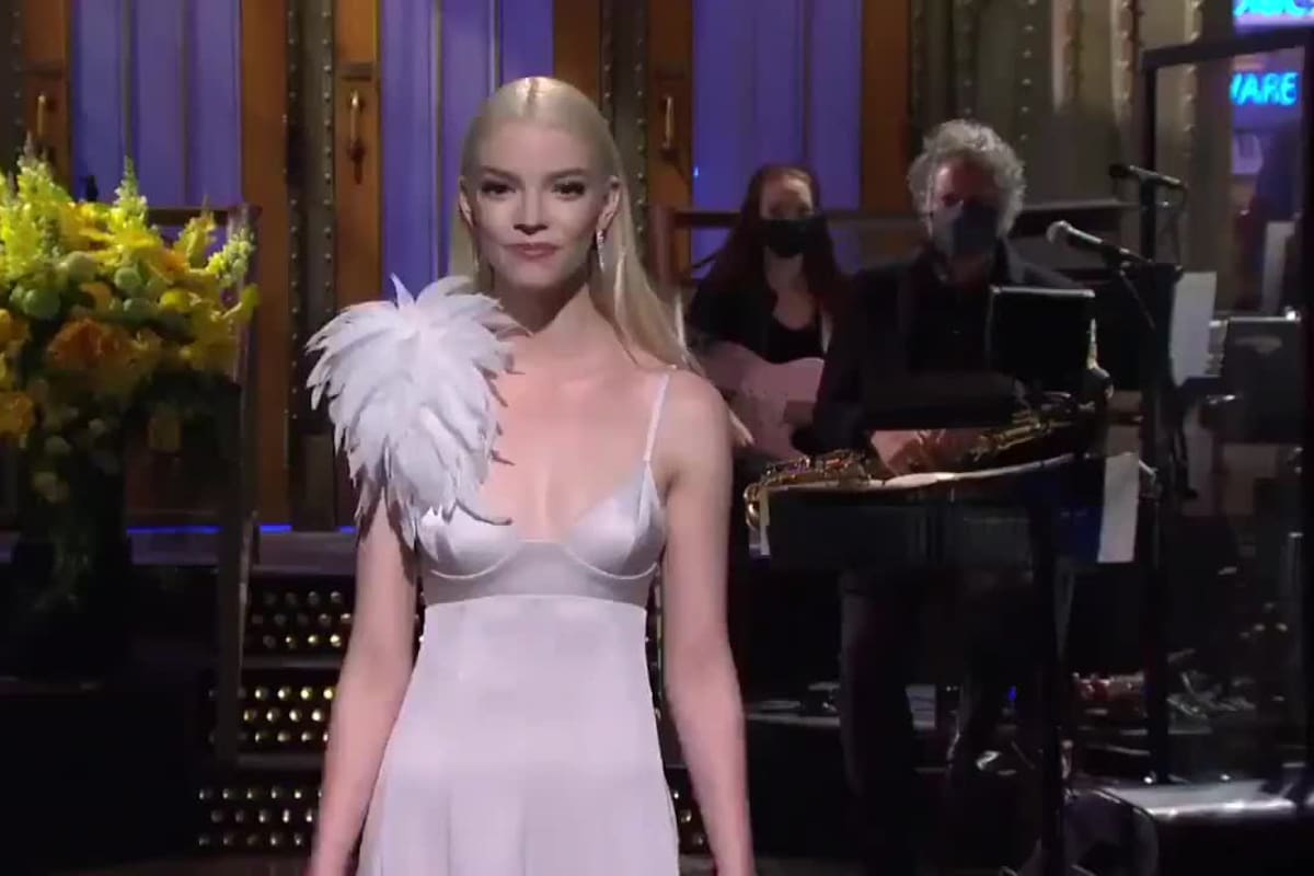 Anya Taylor-Joy hablando español en su debut como presentadora en Saturday Night Live