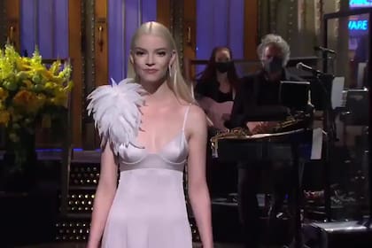 Anya Taylor-Joy hablando español en su debut como presentadora en Saturday Night Live