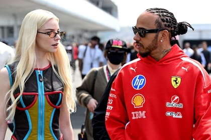 Anya Taylor-Joy junto a Lewis Hamilton en el GP de Japón