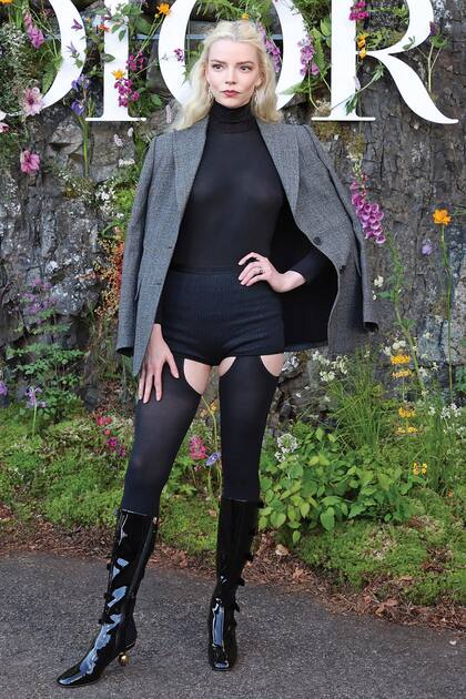 Anya Taylor-Joy llevó un suéter de cuello alto en cashmere,microshorts entallados y unas medias tipo ligas. Completó con una chaqueta de lana y botas de charol de la colección Otoño/Invierno 2024 de Dior.