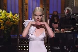 Anya Taylor-Joy recreando las expresiones de su personaje de Beth Harmon en Gambito de dama, la exitosa serie de Netflix