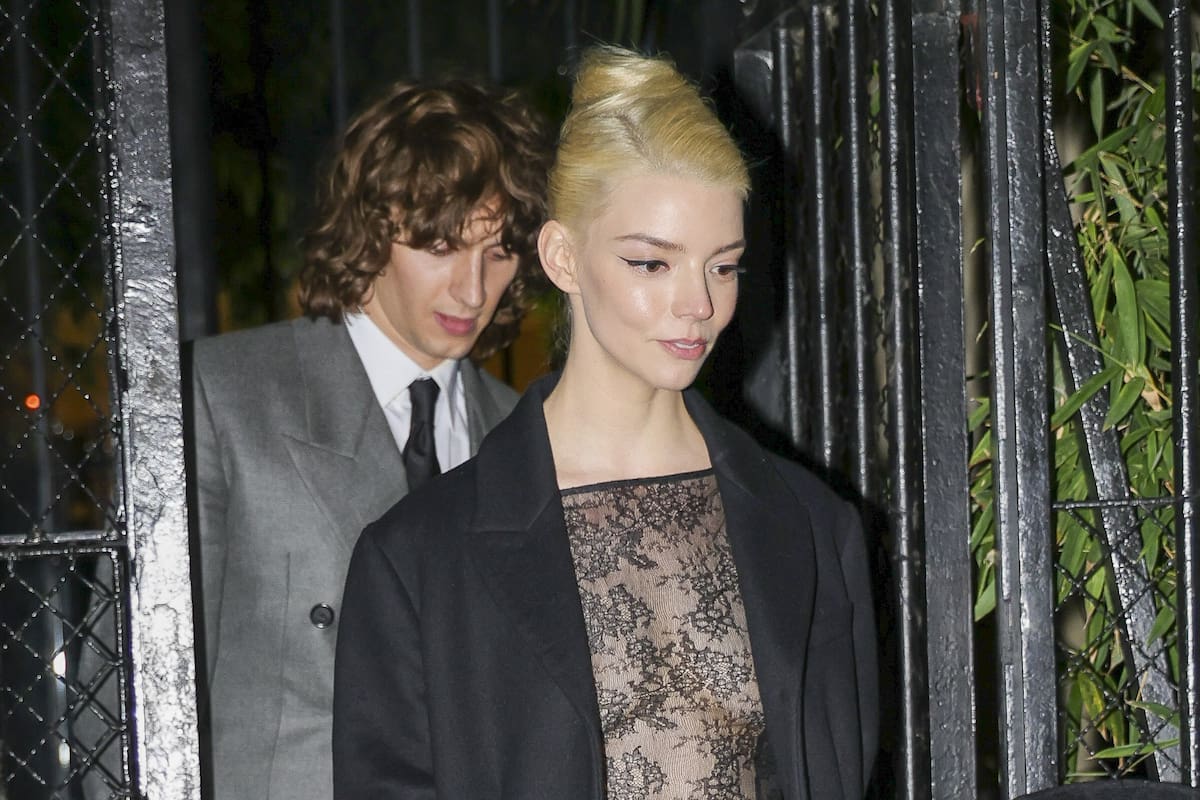 Anya Taylor-Joy se lució con un vestido corto con transparencias y falda tableada para participar de una fiesta en la casa de Lenny Kravitz en París, acompañada por su marido, Malcolm McRae