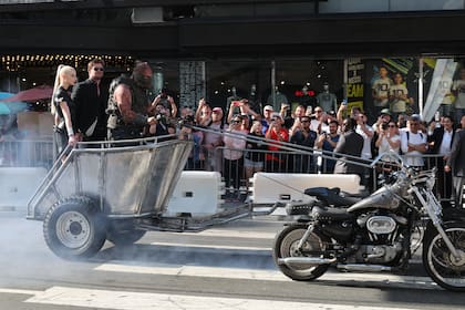 Anya Taylor-Joy y Chris Hemsworth siguen al frente de la maratón de eventos en el marco del próximo estreno de Furiosa, la película de la saga Mad Max. Esta vez, la llegada de los protagonistas al teatro de Los Ángeles, donde se realizó la premiere esta semana, tuvo mucho de teatralidad y de ciencia ficción