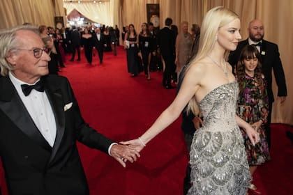 Anya Taylor-Joy y su padre, Dennis, cautivaron a los paparazzi del Teatro Dolby de Los Ángeles. “Hace 15 años le dije que iba a ir a los Oscar y que lo iba a traer, entonces, hoy cumplimos”, le comentó orgullosa Anya Taylor-Joy a la prensa