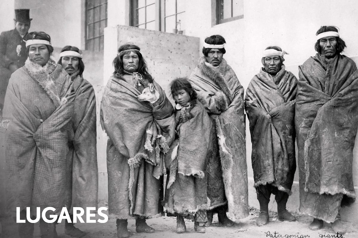 Aonikenk presentados en la Exposición Universal realizada en el año 1904 en St. Louis, Missouri en los Estados Unidos. De izquierda a derecha: Casimiro, Kolojo, Lorenza (con perro en brazos), Giga, Bonifacio, Guéchico y Sinchel.