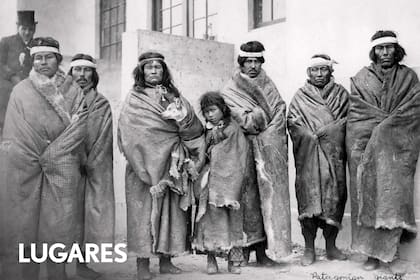 Aonikenk presentados en la Exposición Universal realizada en el año 1904 en St. Louis, Missouri en los Estados Unidos. De izquierda a derecha: Casimiro, Kolojo, Lorenza (con perro en brazos), Giga, Bonifacio, Guéchico y Sinchel.