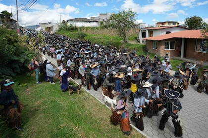 AP Fotos: En todo el mundo, la gente celebra el inicio de los solsticios de verano e invierno