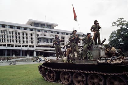 AP Fotos: Los rostros cambiantes de los lugares emblemáticos de la Guerra de Vietnam