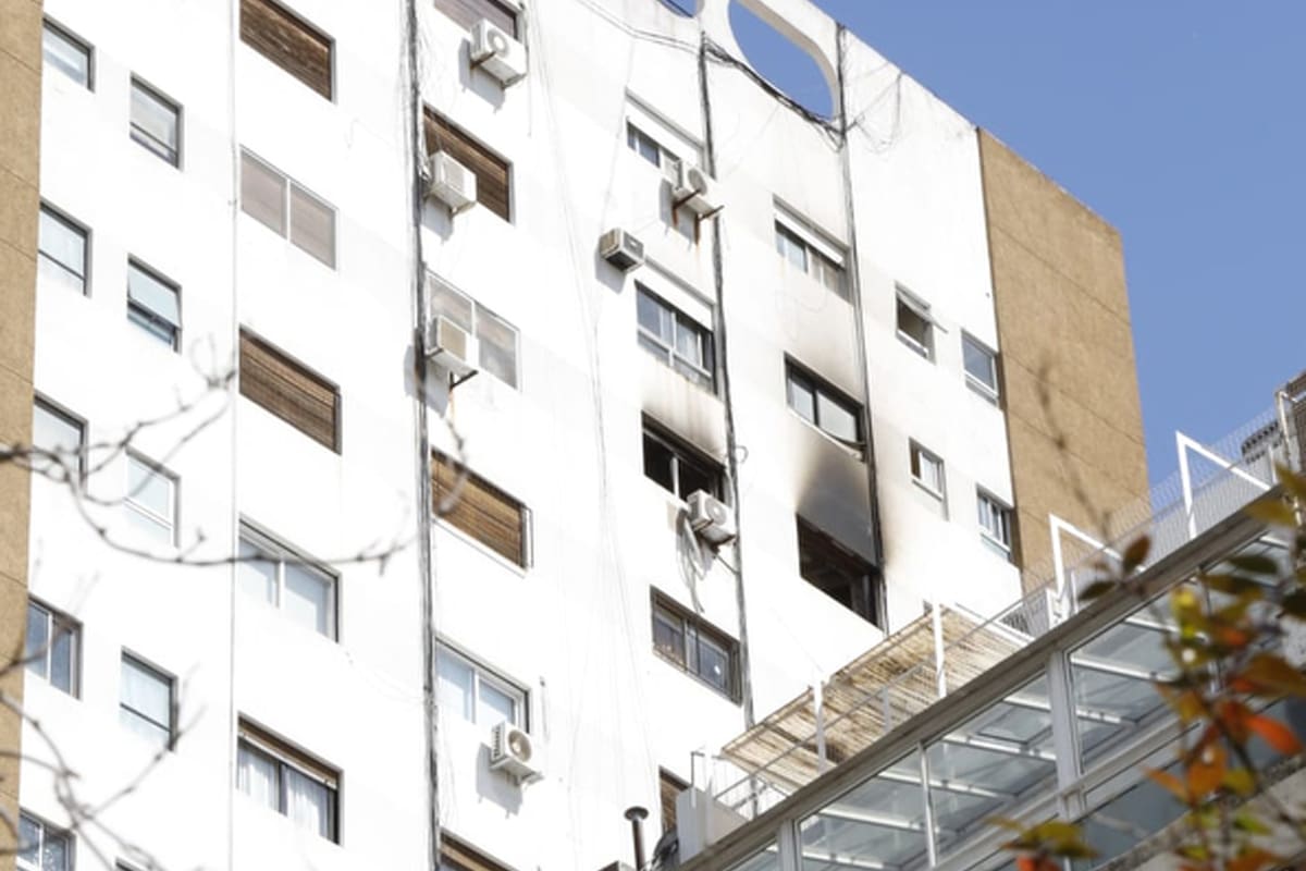 Apagaron el incendio de un departamento en Salguero 2244 y hallaron fusiles, granadas y morteros,