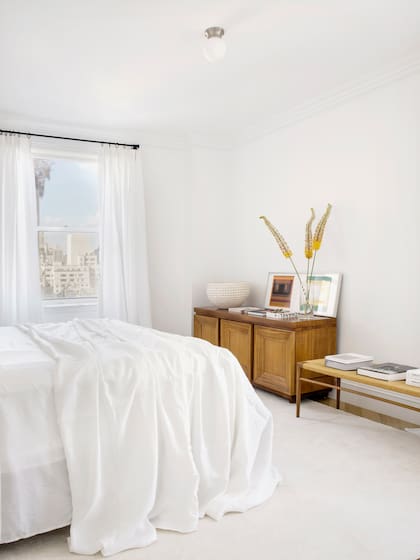 Aparador de los 50 de Seth Ben-Ari y banco de Mel Smilow (Suite NY).