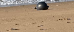 Qué son y por qué aparecieron esferas metálicas en las playas de Australia