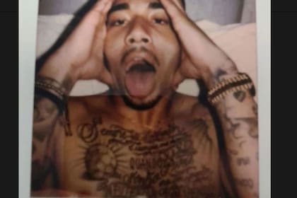 Aparecen fotos íntimas de Diego Costa y Gabriel Jesus dentro de una biblia donada