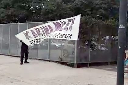 Aparecieron carteles de Karina Milei en las inmediaciones del Luna Park
