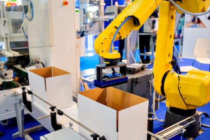 Aparentemente, el robot industrial, que estaba levantando cajas llenas de morrones y colocándolas en un palé, sufrió un fallo