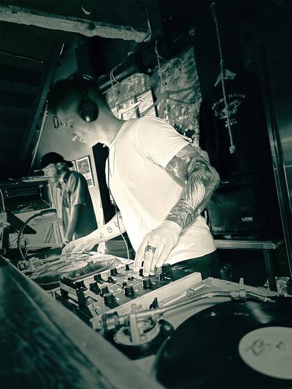 Aparte de su trabajo como ingeniero en Sistemas, Martín es DJ residente.
