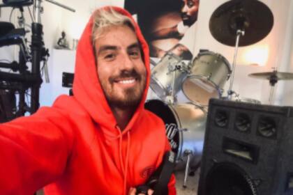 Apasionado de la música, armó una pequeña sala de ensayo para disfrutar durante la cuarentena