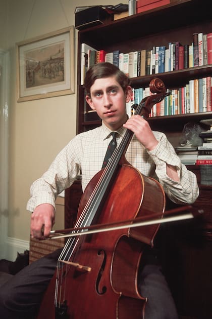 Apasionado por la música, también practicó el violonchelo para ser parte de la orquesta universitaria.