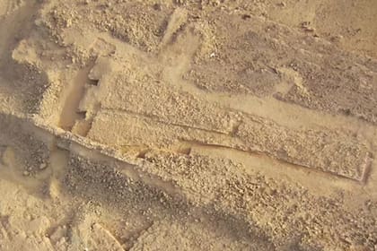 Aspecto desde el aire del monumento triangular descubierto en un oasis de Arabia Saudita