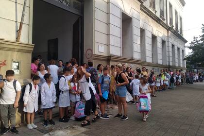 Apenas 16 de cada 100 ingresantes a la escuela primaria termina la secundaria en tiempo y forma