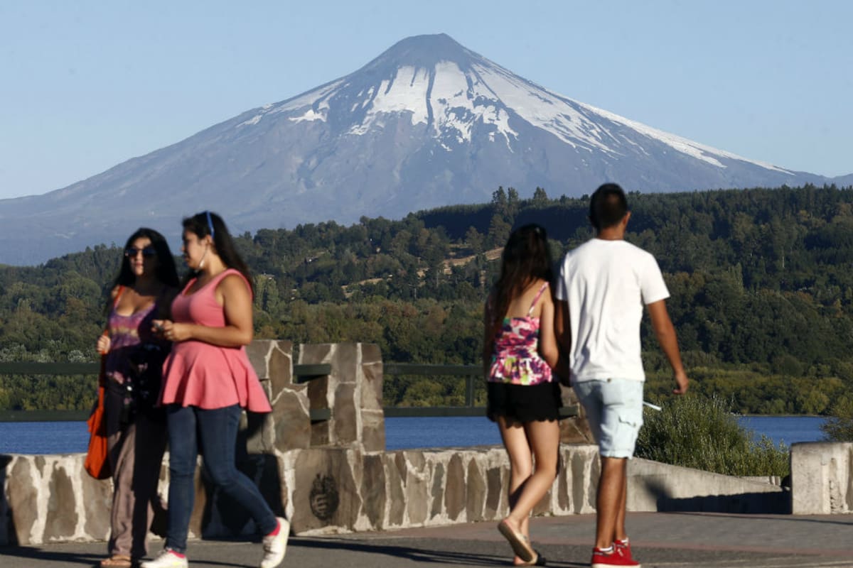 Apenas 500 personas quedan evacuadas por la erupción del Villarrica; en la imagen, dos parejas pasean por la orilla del lago homónimo, al sur de Chile