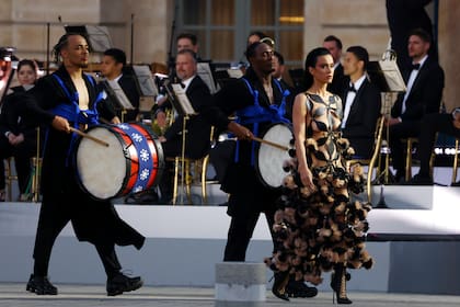 Apenas apareció en escena, Katy Perry se convirtió en la protagonista absoluta. La cantante recorrió la alfombra en el marco del bloque del desfile dedicado al estilo y las siluetas de los años 80 y su paso dejó a todos con la boca abierta. "Vogue World. Mundo de mujeres", escribió la celebridad en su cuenta de Instagram, donde mostró en detalle su espectacular vestido