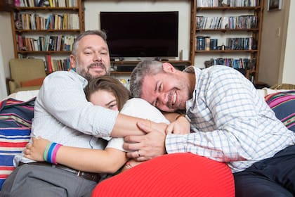Tomás y Edgardo siempre quisieron ser padres. Este año, adoptaron a Dara, que tiene 15 años y hace tiempo esperaba una familia.
