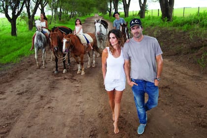 Apenas dejó de llover, ensillaron los caballos para pasear. Detrás de María y Adolfito, sus tres hijos, Mia, Myla y “Poroto”, con quienes se mueven “en bloque” por el mundo, tal como ellos definen. Después de esta producción en Córdoba, se instalaron en Palm Beach, donde el polista jugará el US Open