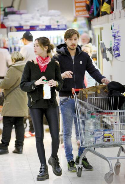 Apenas llegaron al Este, la pareja compró provisiones en la Tienda Inglesa