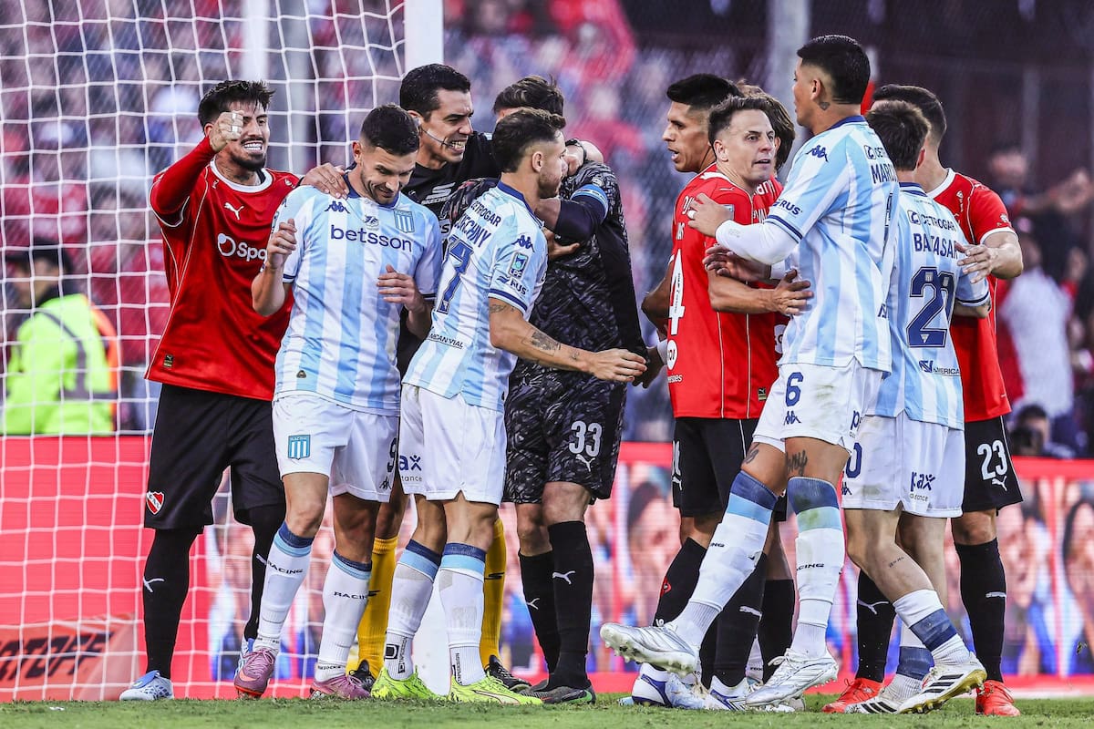 Apenas Rodrigo Rey abrazó a Adrián Martínez se generó una gresca entre otros y una ¿cargada de Lomónaco?; Racing desaprovechó la chance de ponerse arriba de Independiente como visitante.