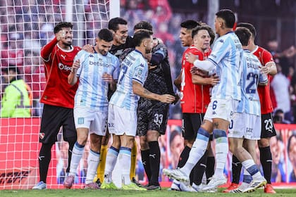 Apenas Rodrigo Rey abrazó a Adrián Martínez se generó una gresca entre otros y una ¿cargada de Lomónaco?; Racing desaprovechó la chance de ponerse arriba de Independiente como visitante.