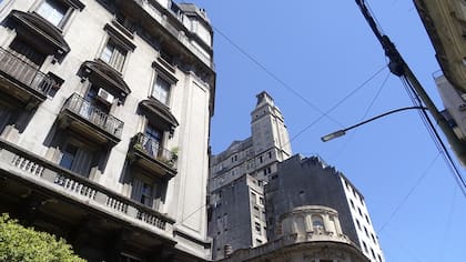 Apenas se visualiza una de las torres, y nótese la desaparición de la cúpula del edificio en ochava