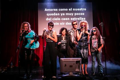 Apenas terminaron la función de Lo que el río hace, María y Paula Marull junto con parte del elenco cantaron un tema de cumbia romántica que hizo delirar a quienes llenaban el lugar