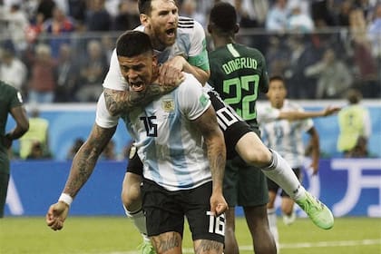 Marcos Rojo y Lionel Messi durante el festejo del segundo gol