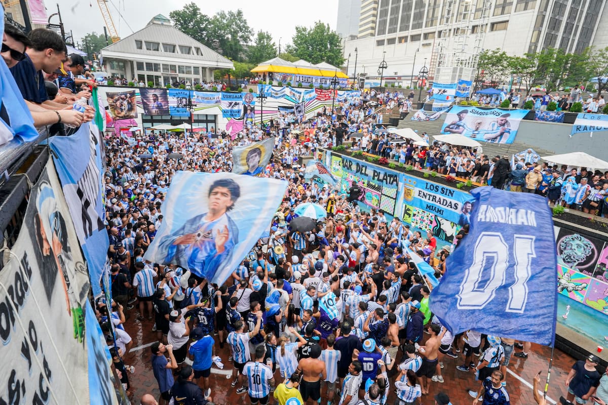 Apenas terminó la primera semifinal del Mundial, en la que España eliminó a Francia, cientos de argentinos caminaron bajo una fuerte lluvia rumbo al banderazo
