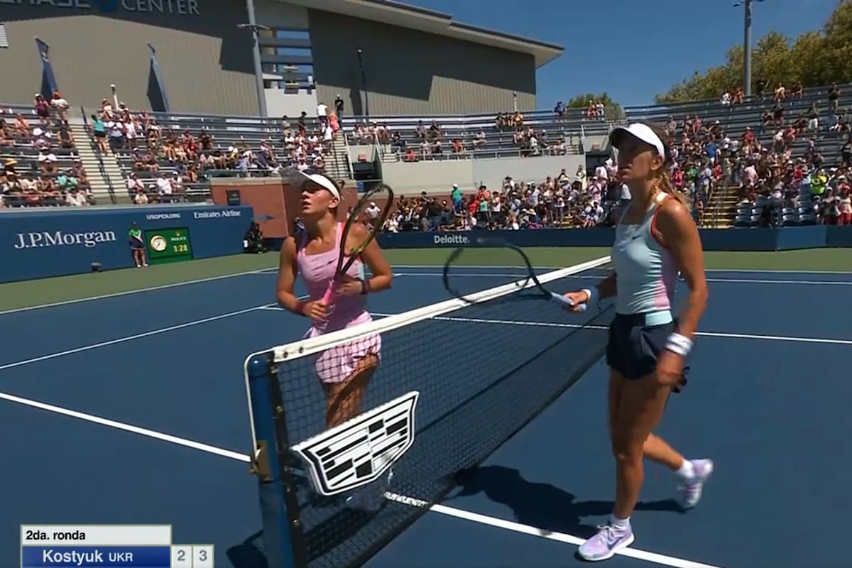 Apenas un leve roce de raquetas en la red: ese fue el único contacto entre Azarenka y Kostyuk al final del duelo