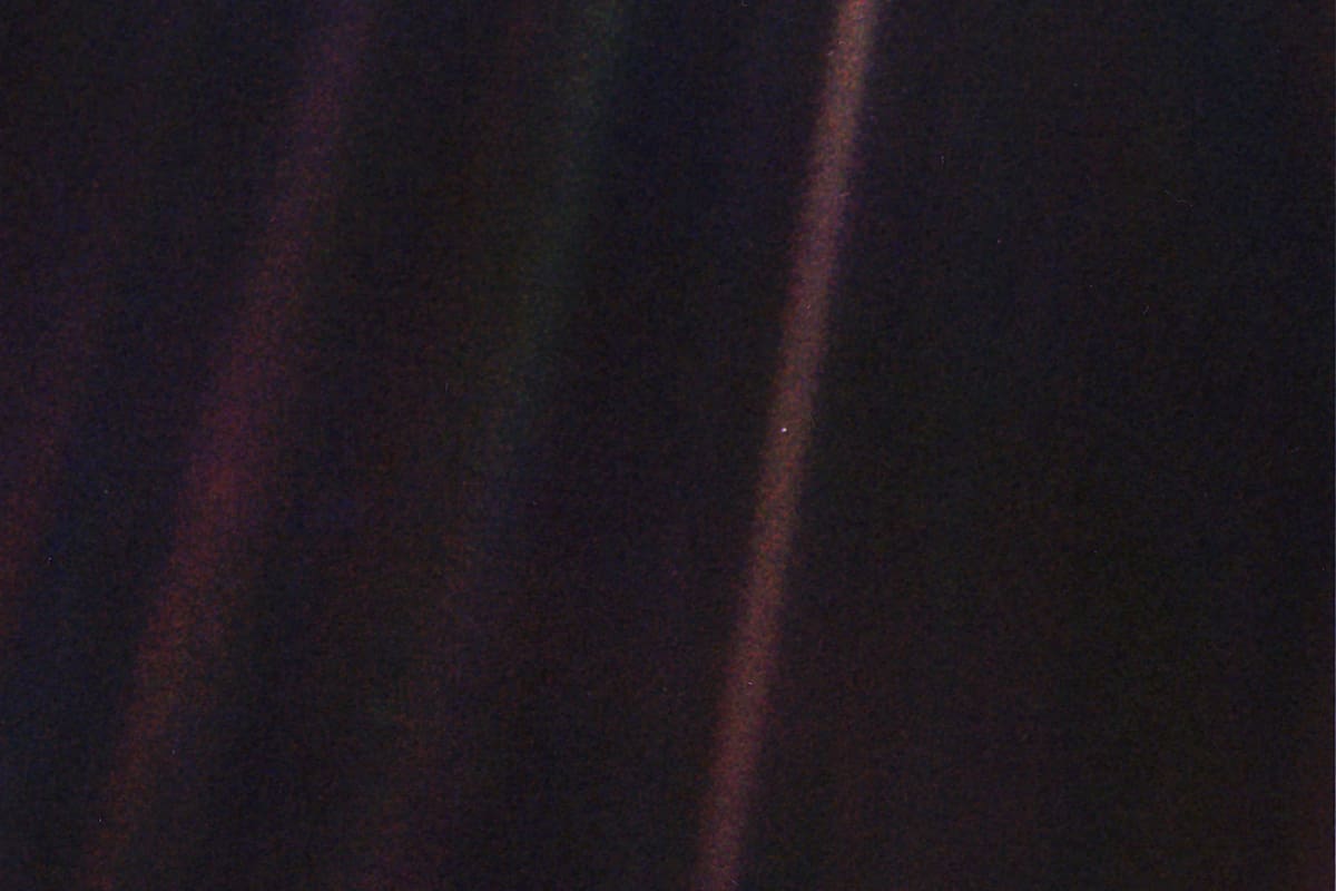 Apenas un punto pálido, así se veía la Tierra cuando el Voyager 1 la fotografió el 14 de febrero de 1990 desde una distancia de 6400 millones de kilómetros