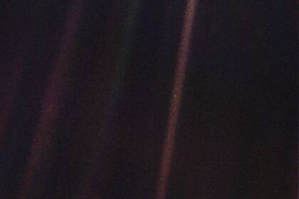 Apenas un punto pálido, así se veía la Tierra cuando el Voyager 1 la fotografió el 14 de febrero de 1990 desde una distancia de 6400 millones de kilómetros