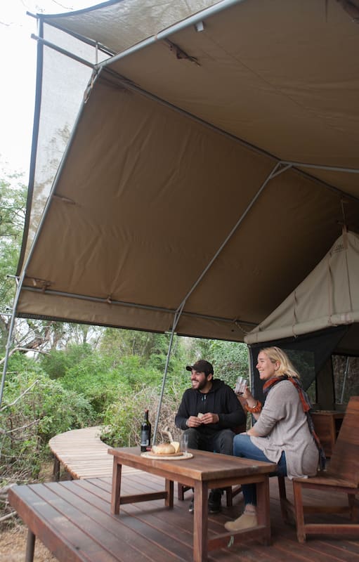 Aperitivo en una de las carpas africanas del glamping Los Palmares.