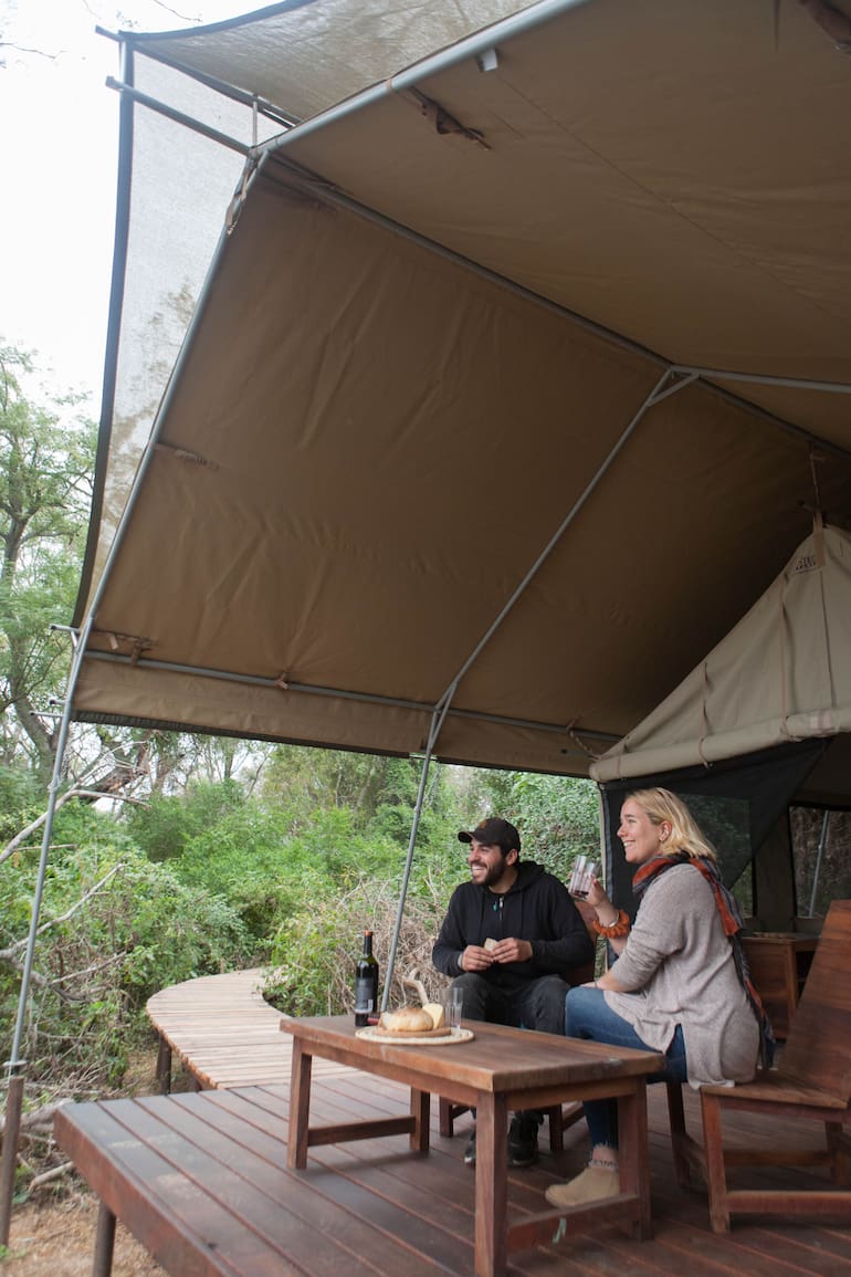 Aperitivo en una de las carpas africanas del glamping Los Palmares.