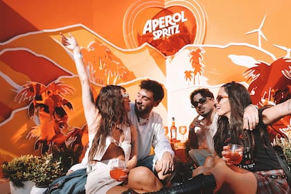 Aperol presente con su squad argentino en el Coachella.