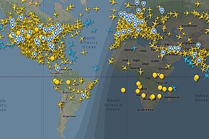 La página FlightRadar muestra el movimiento de los aviones en tiempo real; la Argentina, sin tráfico aéreo
