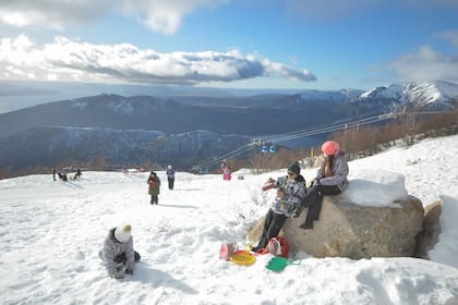 Las vacaciones de invierno en el sur permiten proyectar deportes invernales como el esquí