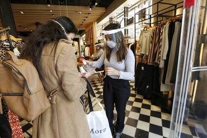 Los comercios sobre la avenida Santa Fe reabrieron con estrictos protocolos