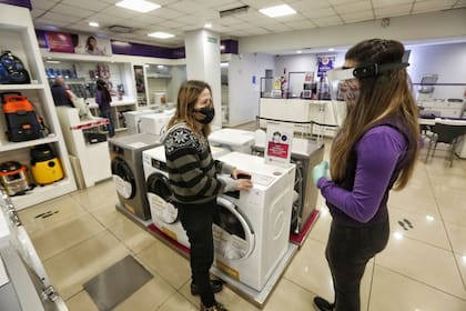 En los locales de las avenidas el horario es de 11 a 21, y permitirán el ingreso de clientes según la terminación del DNI