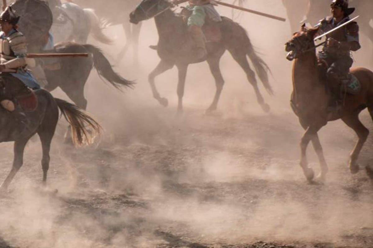 Arco y flecha sobre caballo.