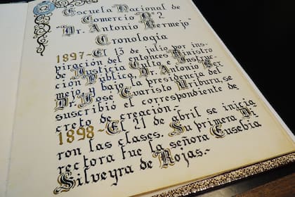Apertura del Libro de Oro de mensajes y firmas de la histórica escuela.