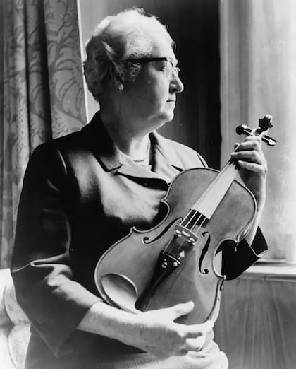Apgar con un violín construido con madera obtenida por ella y un amigo -sin permiso- de una repisa telefónica de hospital, en una célebre travesura