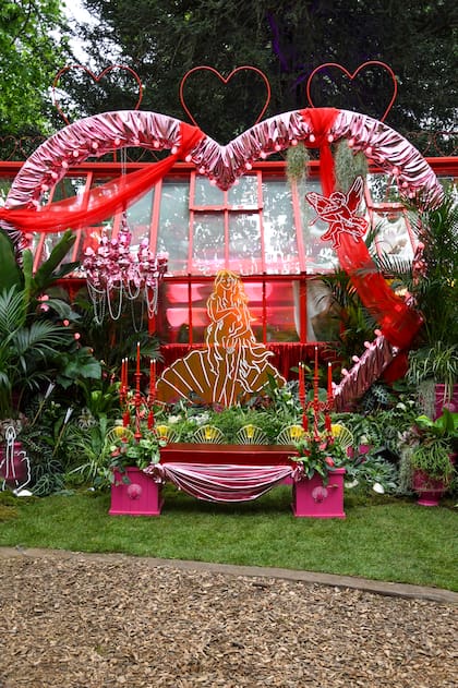 Aphrodite´s Hot House, un universo de exuberancia, romance y deseo fue la propuesta de James Whiting para la edción 2026 del Chelsea Flower Show